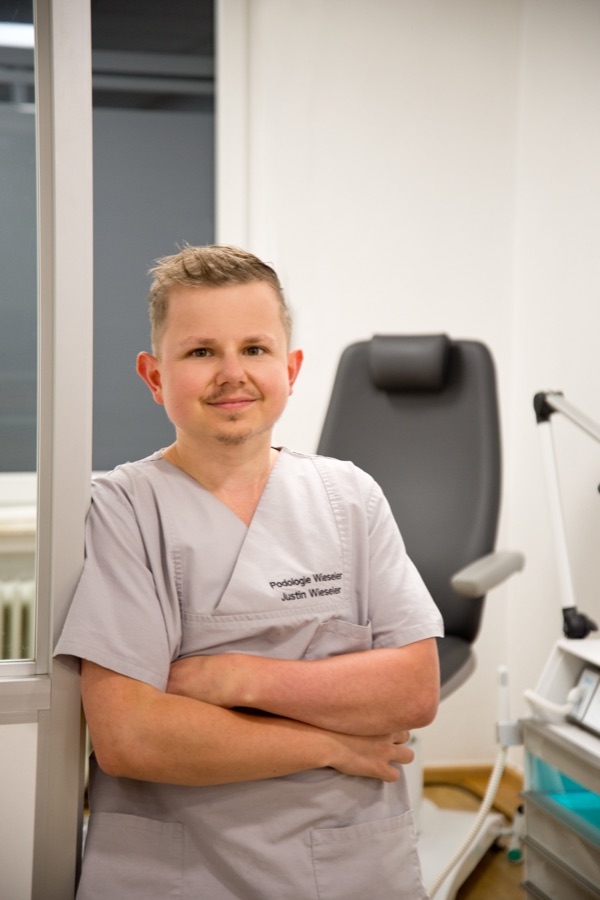 Justin Wieseler, Podologe, in seiner Praxis in Oberhausen